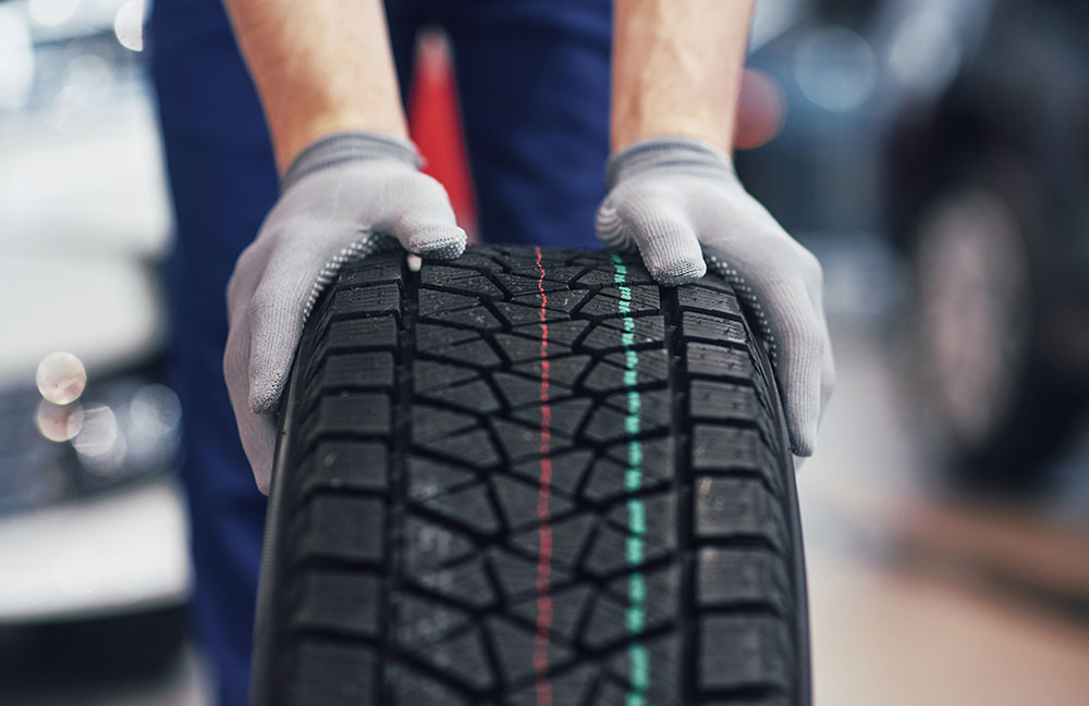 autoreifen Autoreifen wird geschoben