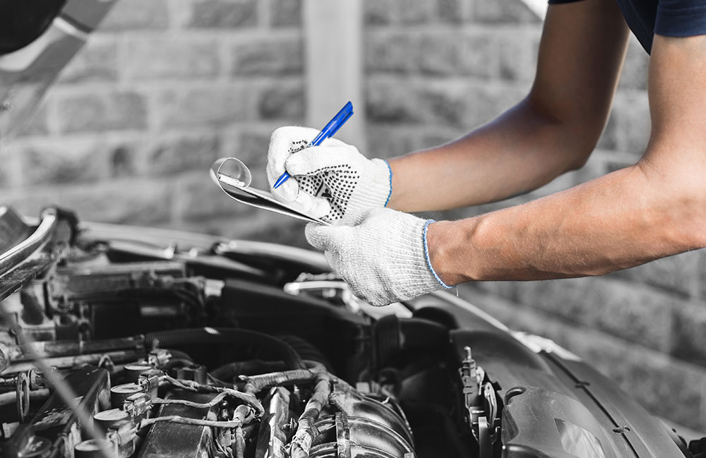 mechanik Mechaniker überprüft den Hubraum vom Auto