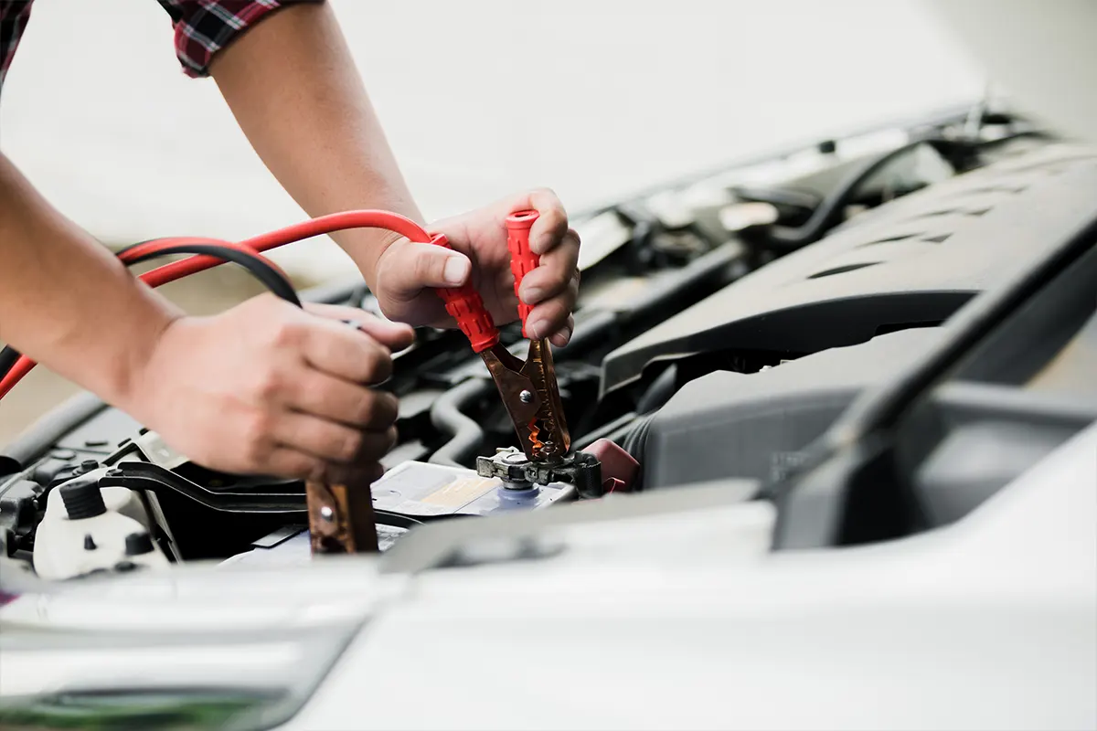 Starthilfe geben: Die Auto-Batterie richtig überbrücken